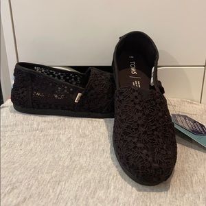 TOMS Black Floral Lace Women's Classics - Size 7